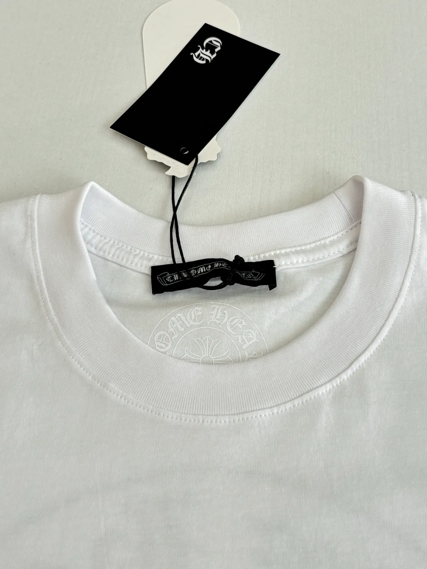 P226 Chrome Heart*/Chrome Heart Horseshoe print pocket printed short-sleeved T-shirt Made of the same heavy-weight pure cotton material as the original, high-count yarn is light, thin and breathable. Imported ink three-dimensional printing, skin-friendly and breathable. And through anti-shrinkage treatment, it will not be easily deformed after long-term wear. The imported ink has passed Oeko-Tex Standard 100 environmental protection certification. The color fastness reaches level 4-5, and there is no obvious fading after 50 times of washing. Strictly proofread the color management system of digital printing. Custom woven and dyed, no color difference from the original version Size: S/M/L